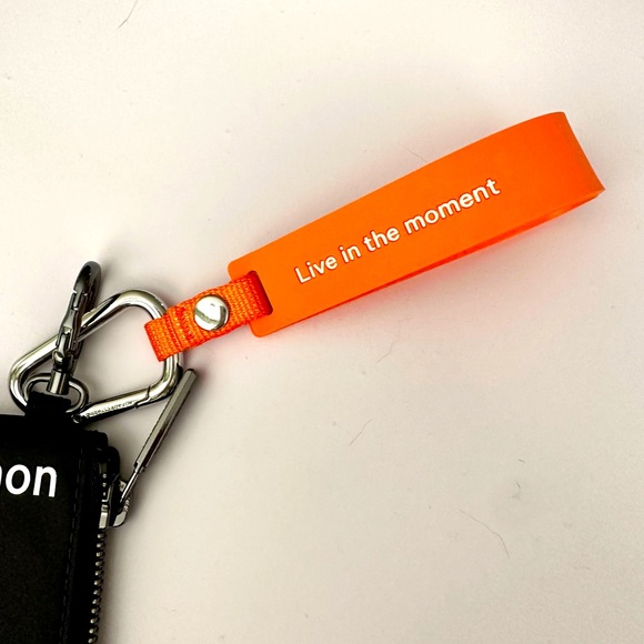 BNWOT Black w/white Lululemon sm clippable pouch & silicone clippable keychain - Picture 8 of 10